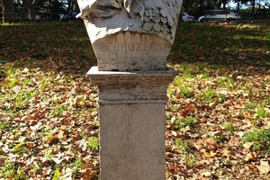 Busto di Giacinto Bruzzesi