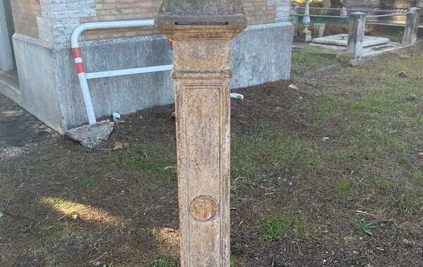 Colonnina telefonica TETI per Rossellini