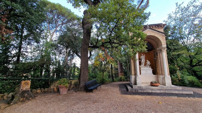 Memorial seat-stump dedicated to Pope Leo XIII