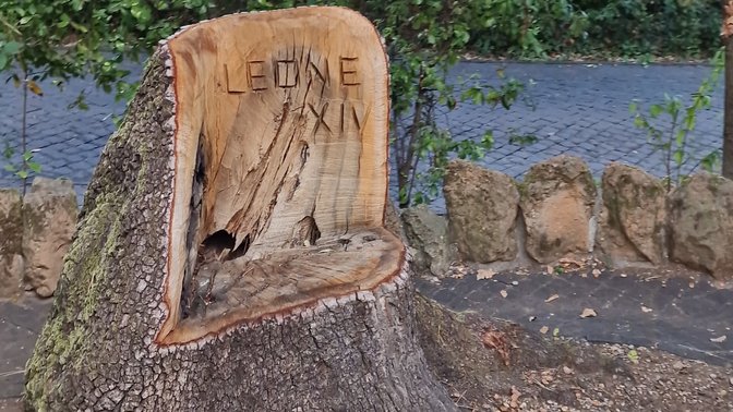 Memorial seat-stump dedicated to Pope Leo XIII