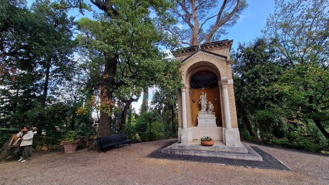 Memorial seat-stump dedicated to Pope Leo XIII