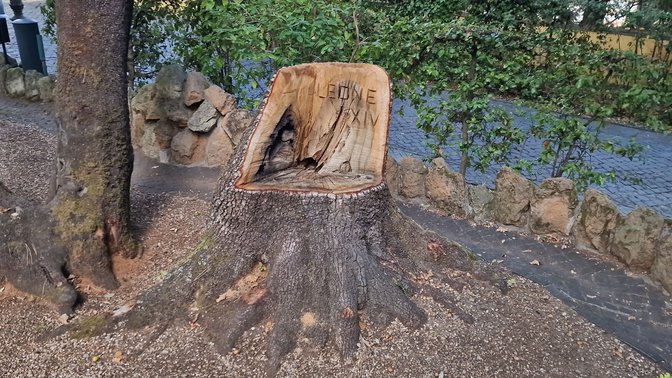 Memorial seat-stump dedicated to Pope Leo XIII