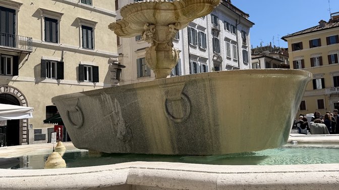 Fontana Settentrionale Piazza Farnese