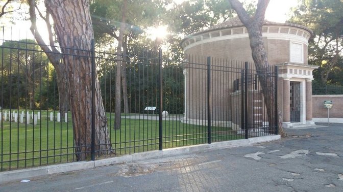Ingresso monumentale al cimitero del Commonwealth