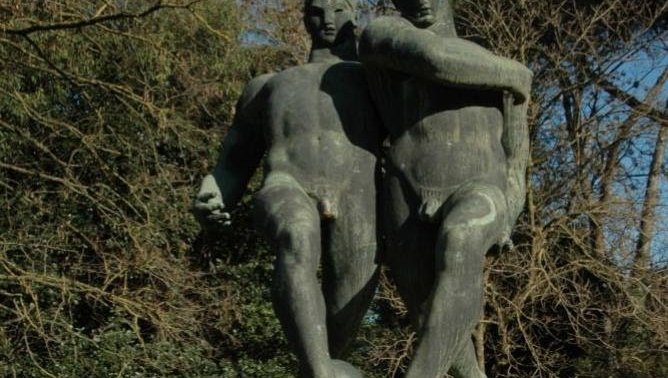 Scultura "Il Calcio" di Cataldi