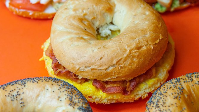 Elvy - Bagel & Salad